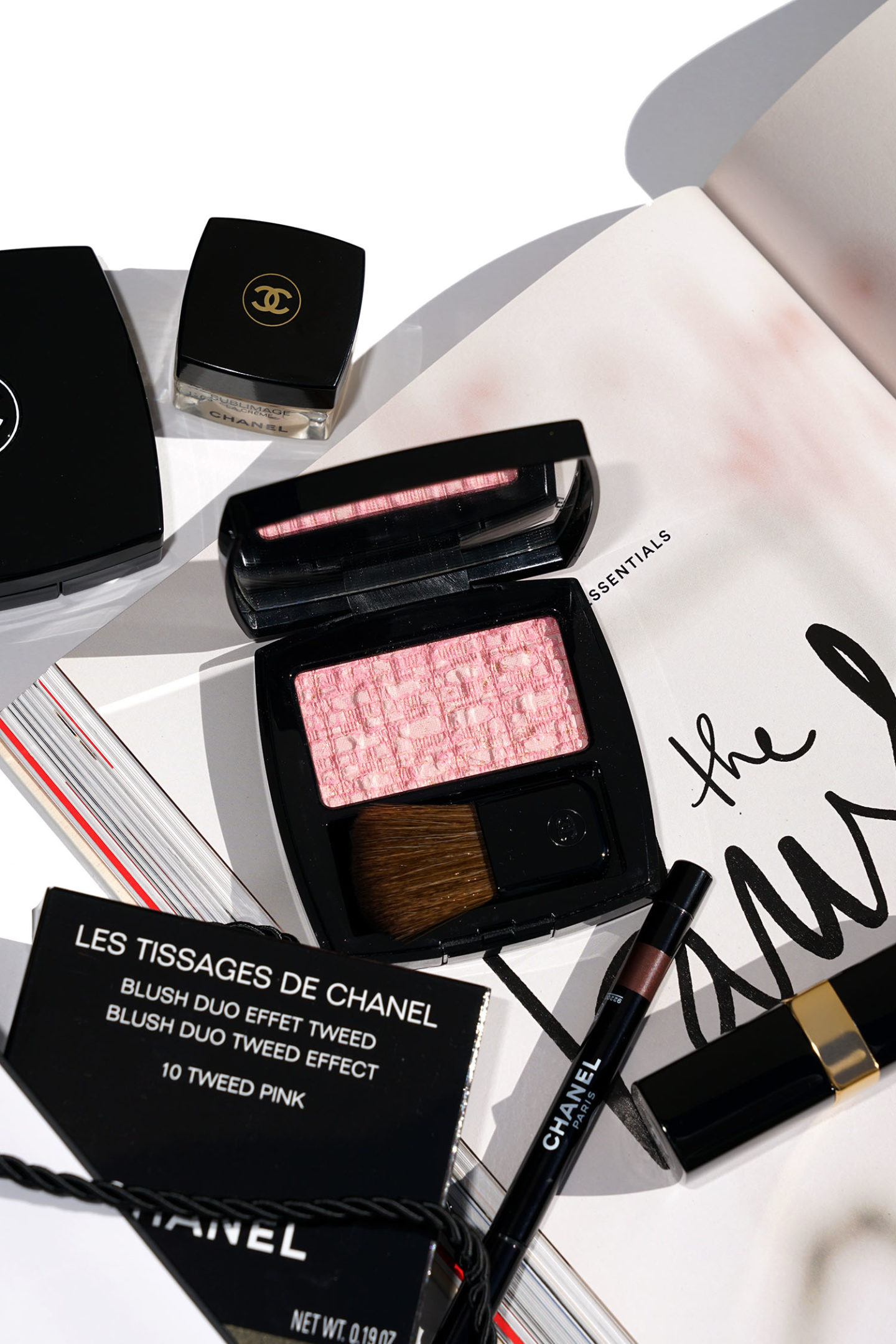 Nouveau Chanel Les Tissages de Chanel Tweed Pink Blush Le Look Book Beauty