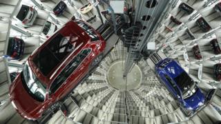 Les voitures Volkswagen dans lune des tours jumelles de son centre clients Autostadt, à Wolfsburg, en Allemagne