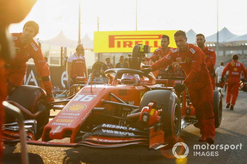 Charles Leclerc, Ferrari, arrive sur la grille