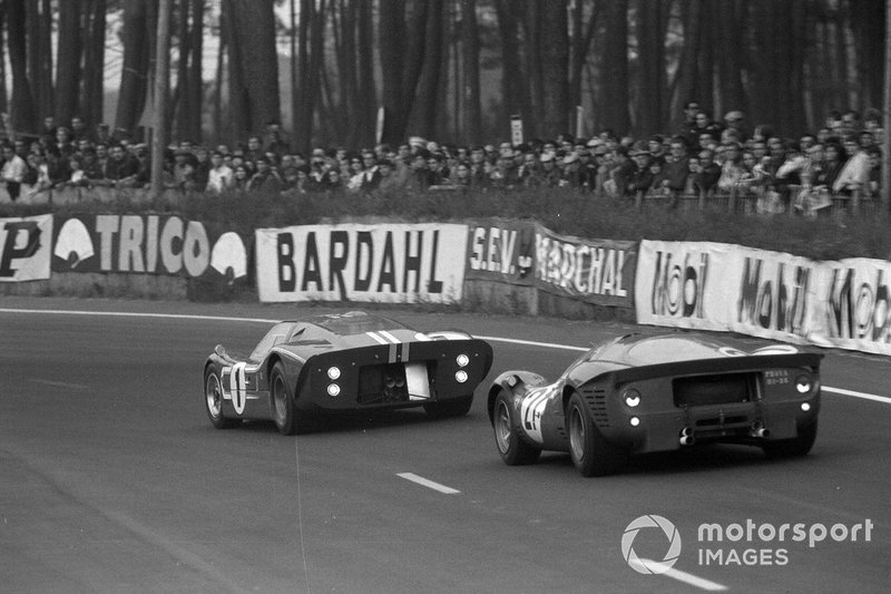 Dan Gurney (Shelby américain Ford) est poursuivi par Mike Parkes (Scuderia Ferrari)