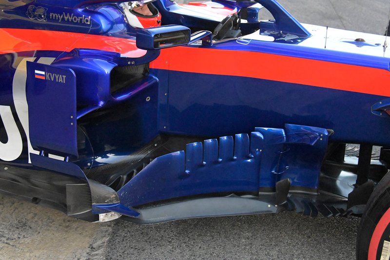 Daniil Kvyat, Toro Roso STR14 sidepod detail 