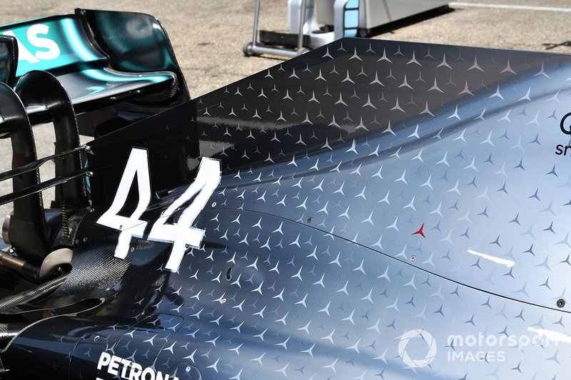 Niki Lauda hommage aux étoiles à 3 branches rouges sur la Mercedes AMG F1 W10