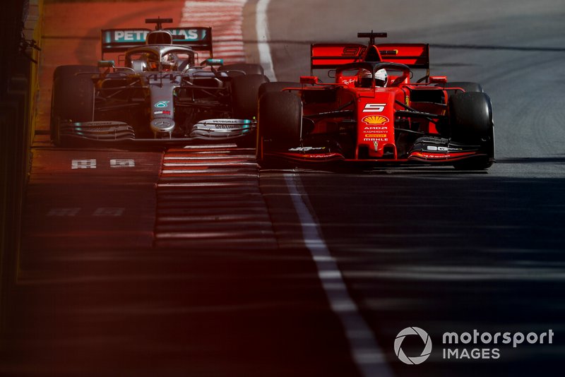 Sebastian Vettel, Ferrari SF90, mène Lewis Hamilton, Mercedes AMG F1 W10