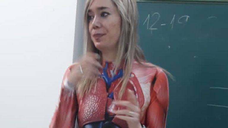 Une femme porte un body moulant pour enseigner l'anatomie aux étudiants en Espagne. Pic: @mikemoratinos