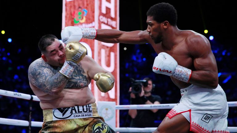 Boxe - Andy Ruiz Jr contre Anthony Joshua - IBF, WBA, WBO & IBO World Heavyweight Titles - Diriyah Arena, Diriyah, Arabie saoudite - 7 décembre 2019. Andy Ruiz Jr en action avec Anthony Joshua. Images d'action via Reuters / Andrew Couldridge