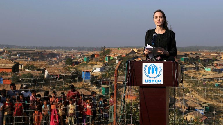 L'actrice Angelina Jolie participe à un point de presse alors qu'elle se rend dans le camp de réfugiés de Kutupalong à Cox & # 39; s Bazar, Bangladesh, le 5 février 2018. REUTERS / Rehman Asad 