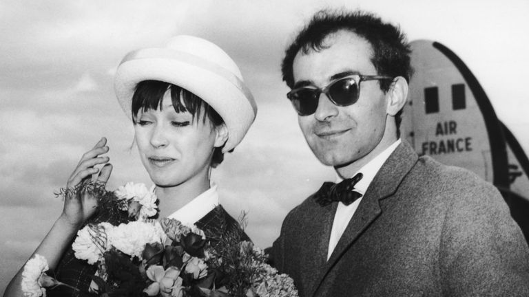 Le réalisateur français Jean-Luc Godard arrivant à l'aéroport de Berlin avec sa femme, l'actrice danoise Anna Karina, le 28 juin 1961. Le couple est en ville pour le festival du film de Berlin, où ils feront la promotion de leur film `` Une Femme Est Une Femme & # 39 ;, écrit et réalisé par Godard, et avec Karina. (Photo par Keystone / Archives Hulton / Getty Images)