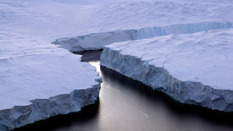 Un énorme iceberg (R) rompt la côte de Knox dans le territoire antarctique australien