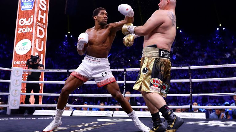 DIRIYAH, ARABIE SAOUDITE - 07 DÉCEMBRE: Anthony Joshua frappe Andy Ruiz Jr au cours de l'IBF, WBA, WBO & IBO World Heavyweight Title Fight entre Andy Ruiz Jr et Anthony Joshua pendant la Matchroom Boxing & # 39; Clash on the Dunes & # 39; spectacle à la saison de Diriyah le 07 décembre 2019 à Diriyah, en Arabie saoudite (photo de Richard Heathcote / Getty Images)
