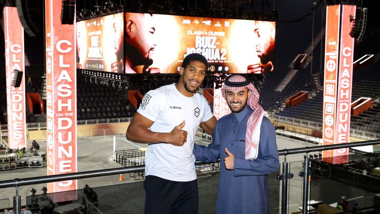 Anthony Joshua et le prince Abdulaziz posent devant la scène