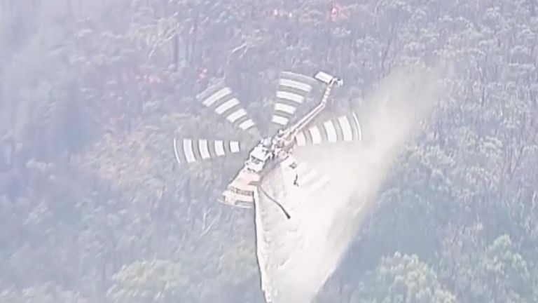 Chopper éteint les incendies à Adelaide Hills