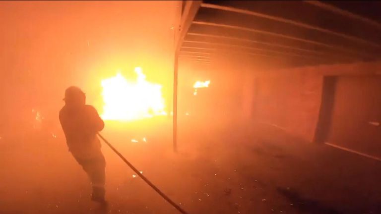 Des pompiers volontaires combattent dans un brasier en Australie