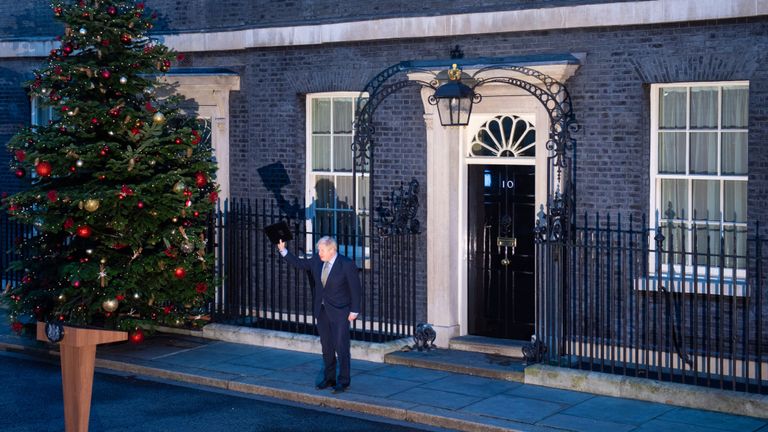 Le Premier ministre Boris Johnson après avoir fait une déclaration à Downing Street, Londres, alors que le Parti conservateur est revenu au pouvoir aux élections générales avec une majorité accrue