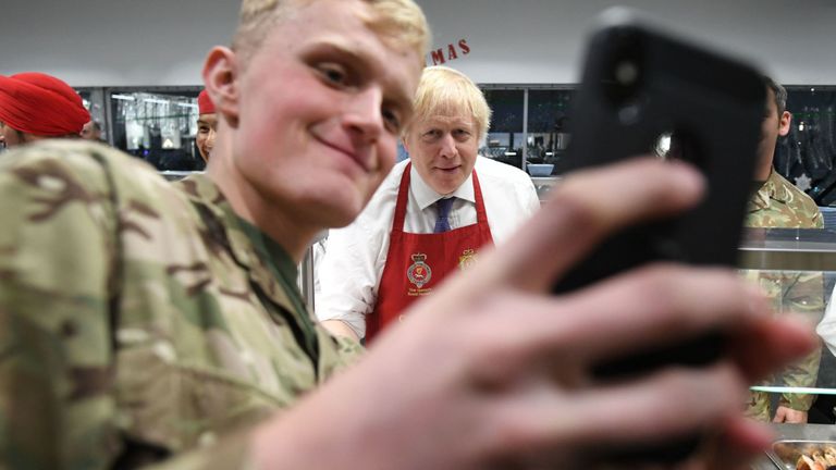 Un soldat prend un selfie avec le Premier ministre