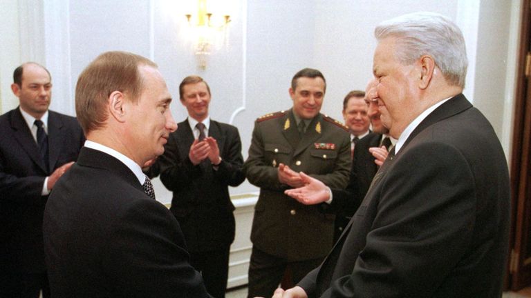 MOSCOU, RUSSIE - 31 DÉCEMBRE: Le président russe Boris Eltsine (R) serre la main du Premier ministre Vladimir Poutine (L) lors d'une cérémonie d'adieu au Kremlin à Moscou, en tant que membres de l'administration présidentielle et le gouvernement regardent et applaudissent le 31 décembre 1999. Boris Eltsine a annoncé plus tôt aujourd'hui qu'il démissionnait immédiatement et que Vladimir Poutine, selon la Constitution russe, dirigerait le pays en tant que président par intérim jusqu'aux élections présidentielles de mars 2000. (Photo c