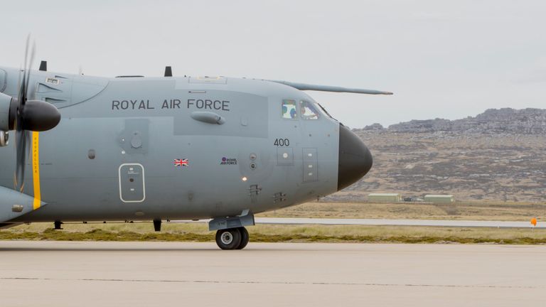 Mercredi, l'avion est arrivé au Chili pour participer aux opérations de sauvetage et de recherche. 