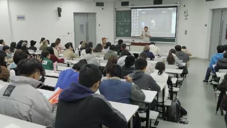 Une conférence dans le cadre d'un cours sur les relations à l'Université de Shanghai