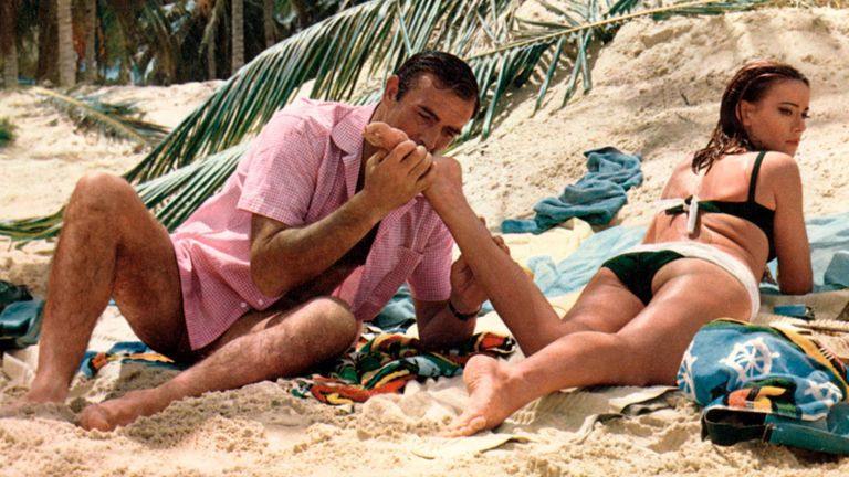Claudine Auger et Sean Connery dans Thunderball