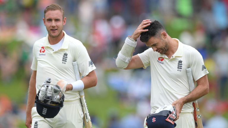 Stuart Broad (L) et James Anderson quittent le terrain après que l'Afrique du Sud a remporté le premier test à Pretoria par 107 runs
