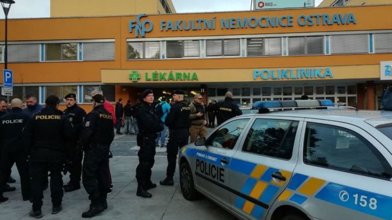 Police devant l'hôpital d'Ostrava