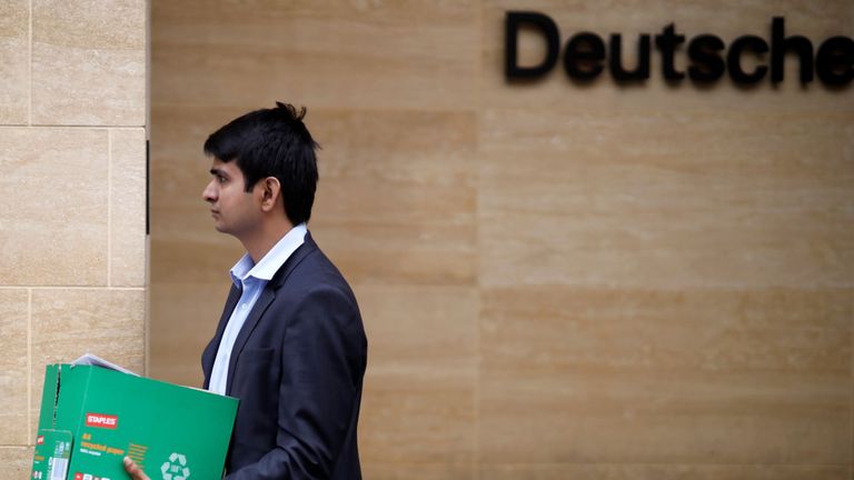 Un homme porte une boîte en partant des bureaux de la banque allemande Deutsche Bank au centre de Londres le 8 juillet 2019
