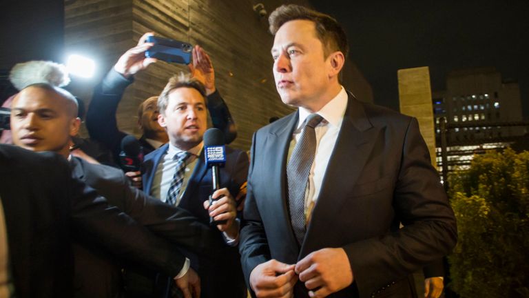 Elon Musk, PDG de Tesla Inc. quitte le US District Court, Central District of California par une porte dérobée à Los Angeles, États-Unis, le 3 décembre 2019