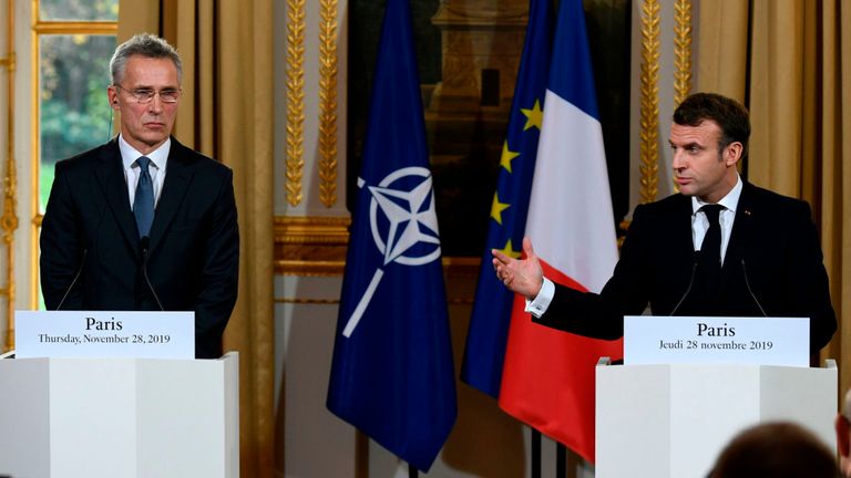 Le président français Emmanuel Macron (à droite) et le secrétaire général de l'OTAN, Jens Stoltenberg