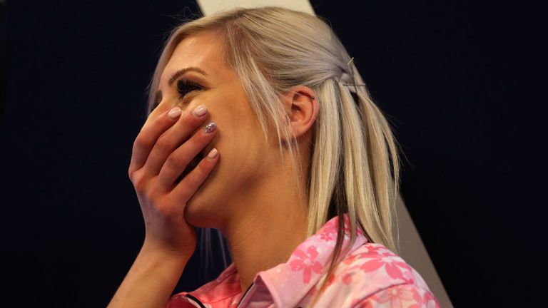 Fallon Sherrock s'est couvert la bouche de choc en remportant son match du deuxième tour aux Championnats du monde