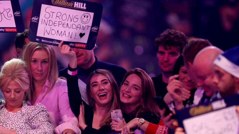 Les fans ont soutenu le joueur de fléchettes de 25 ans alors qu'elle entrait dans le troisième tour