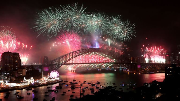 L'eau s'illumine de couleurs alors que Sydney célèbre le réveillon du Nouvel An
