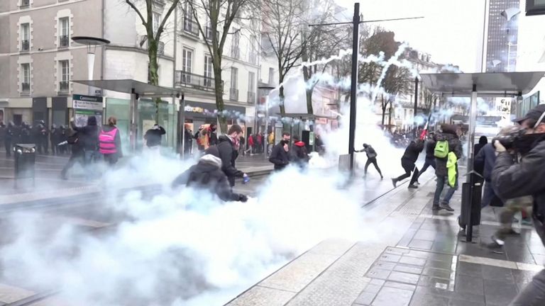 La police a tiré des gaz lacrymogènes sur des manifestants à Nantes alors que des centaines de personnes descendaient dans la rue pour une marche contre la réforme des retraites.
