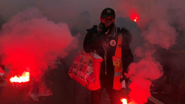 Les travailleurs ont allumé des fusées éclairantes rouges et défilé sous les drapeaux des syndicats dans les villes françaises
