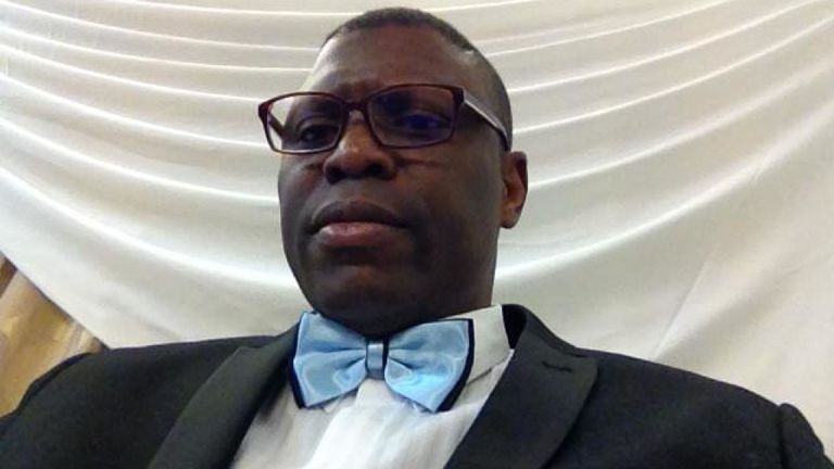 Gabriel Diya dit sur sa page Facebook qu'il est pasteur à l'église Open Heavens à Londres