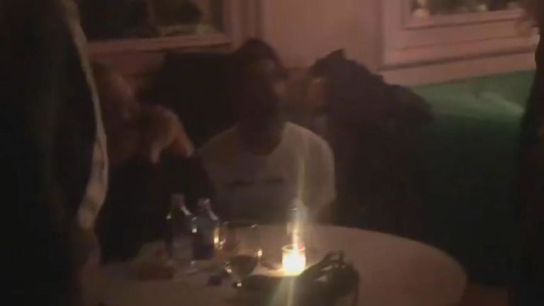 Harvey Weinstein assiste à un événement dans un bar de Manhattan