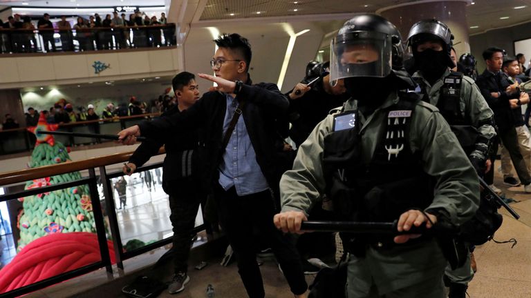 La police anti-émeute arrive pour disperser des manifestants anti-gouvernementaux qui protestaient à l'intérieur d'un centre commercial la veille de Noël à Hong Kong, Chine, le 24 décembre 2019