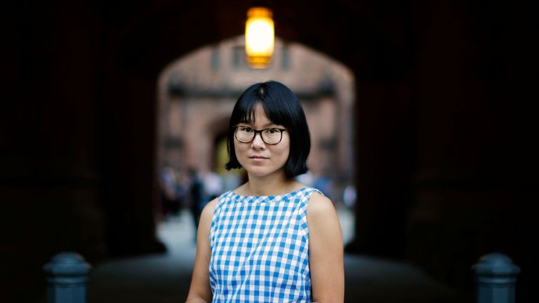 Hua Qu assiste à une veillée pour Xiyue Wang