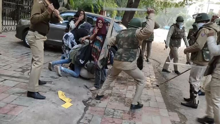 Des images de la police indienne à New Delhi ont battu des étudiants qui protestaient contre une nouvelle loi controversée sur la citoyenneté.