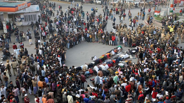 Des manifestants offrent des prières sur une route lors d'une manifestation à Allahabad