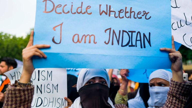 Les manifestants affichent des pancartes lors d'une manifestation contre le projet de loi sur la citoyenneté du gouvernement indien à New Delhi