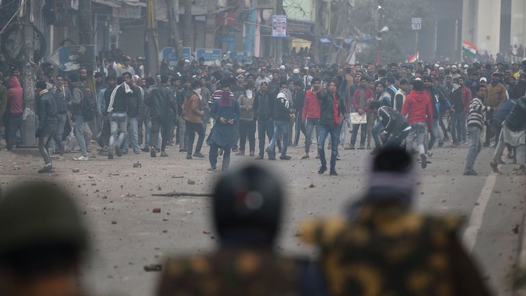 La police affronte des manifestants rassemblés pour manifester mardi à New Delhi