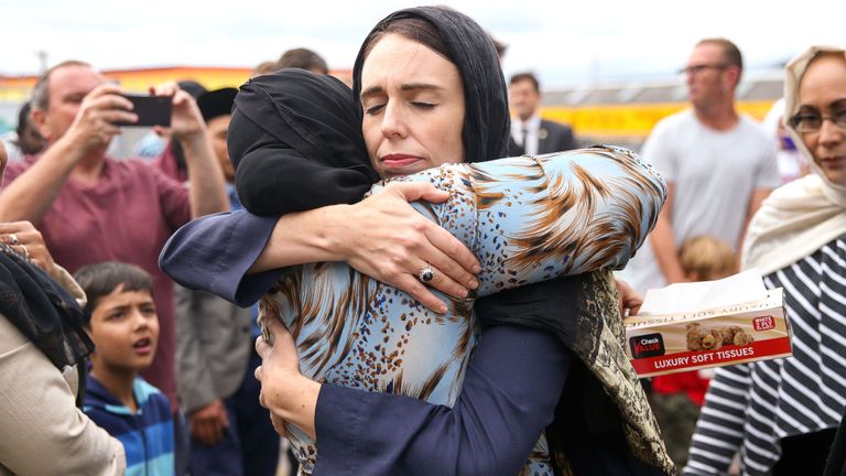 Jacinda Ardern embrasse une femme à l'extérieur d'une mosquée