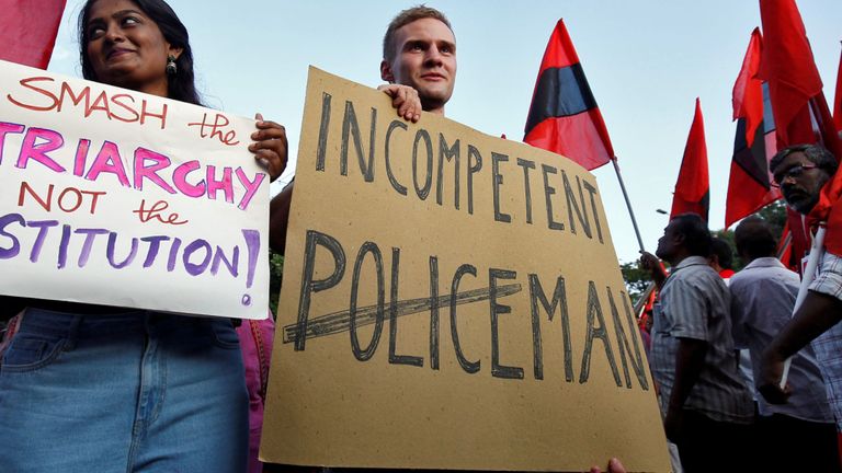 Jakob Lindenthal (C), un étudiant allemand, assiste à une manifestation de solidarité