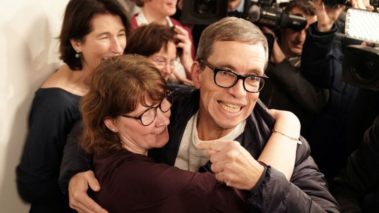 Jens Soering fête avec ses partisans après son arrivée à l'aéroport de Francfort