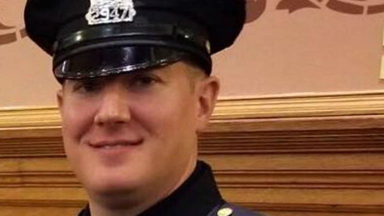 Le détective de Jersey City, Joe Seals, avait été chargé de retirer des armes à feu illégales. Pic: Laura Seals / Facebook