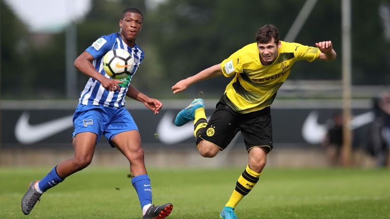 Jessic Ngankam (L) de Hertha BSC et Tim Sechelmann (R) de Borussia Dortmund