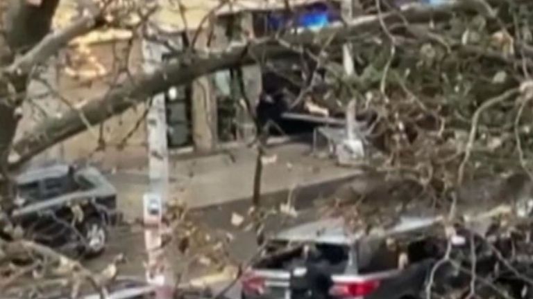 Six personnes - dont un policier et deux hommes armés présumés - ont été tuées dans une fusillade dans un supermarché juif
