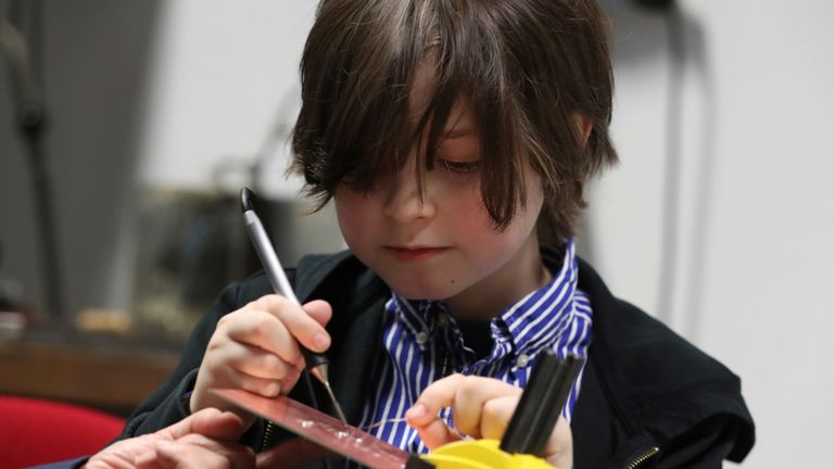 L'enfant de neuf ans étudie le génie électrique