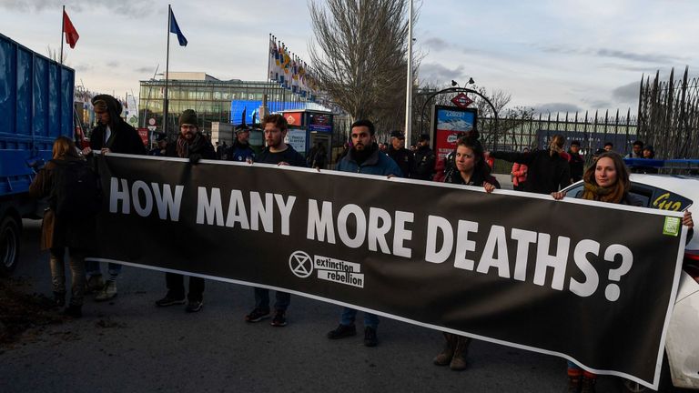Des militants d'Extinction Rebellion manifestent en dehors des pourparlers de Madrid 