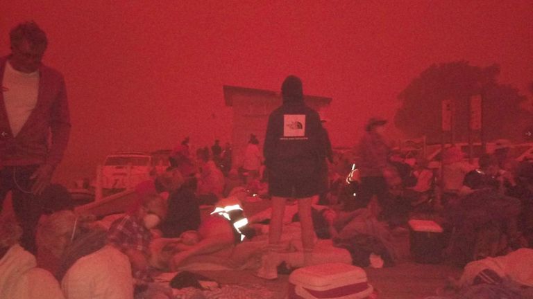 Les résidents de Mallacoota, Victoria, se sont rassemblés au quai à l'approche de l'incendie. Pic: @bluesfestblues