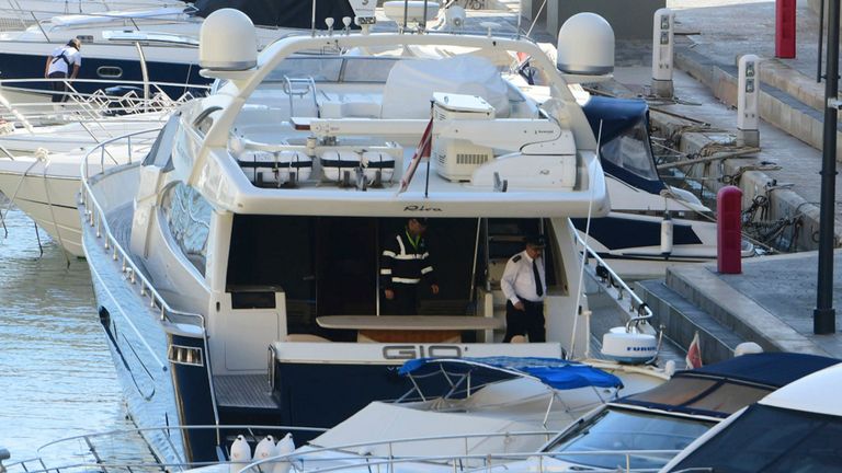 La police à bord du yacht "Gio" après que celui-ci eut été intercepté par l'armée maltaise sur un parcours pour la Sicile et forcé à retourner à Portomaso, à Malte. Les autorités ont arrêté le propriétaire et homme d'affaires éminent Yorgen Fenech. Aucun détail des accusations n'a été révélé, mais les autorités auraient 48 heures pour en décider.